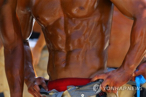 '초콜릿' 복근 [연합뉴스 자료사진] ※ 기사의 내용과 직접 관련 없는 자료사진.